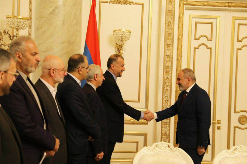 Paşinyan İran XİN rəhbəri ilə görüşdü