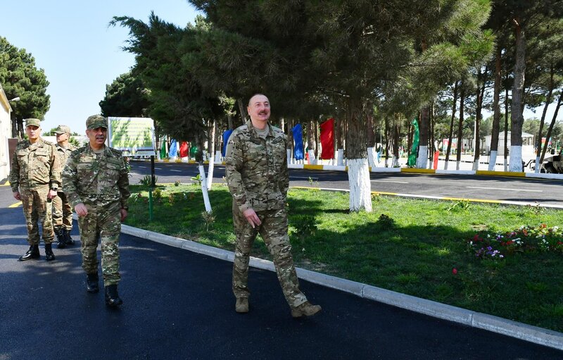 İlham Əliyev MN-in komando hərbi hissələrinin birində yaradılan şəraitlə tanış oldu - FOTOLAR