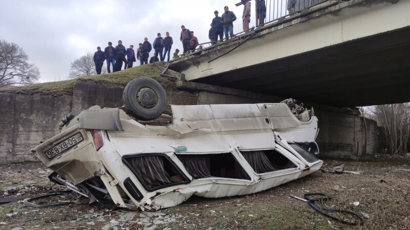 Mikroavtobus dərəyə aşdı - YARALI VAR