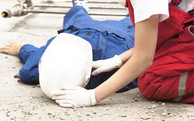 Şirkət işçisi hündürlükdən yıxılaraq öldü