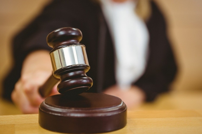 Marketə hücum edib qonşusunu öldürən gəncin məhkəməsi başlayır