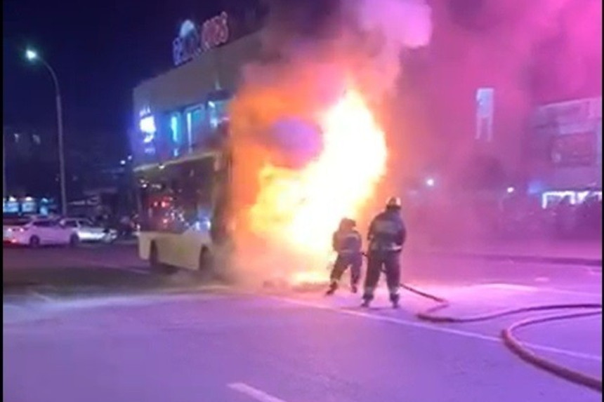 Bakıda sərnişin avtobusu yanır