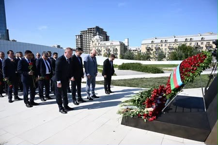 Azərbaycan XİN-in rəhbər heyəti Zəfər parkını ziyarət edib