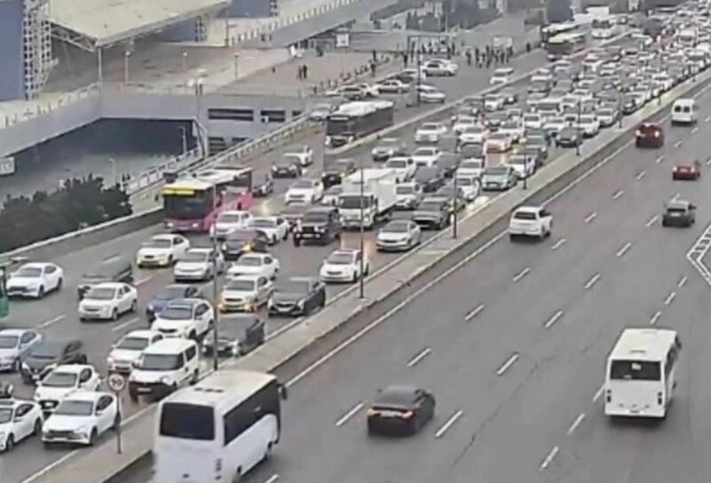 Bakının bir sıra yollarında nəqliyyatın sıxlığı yaranıb