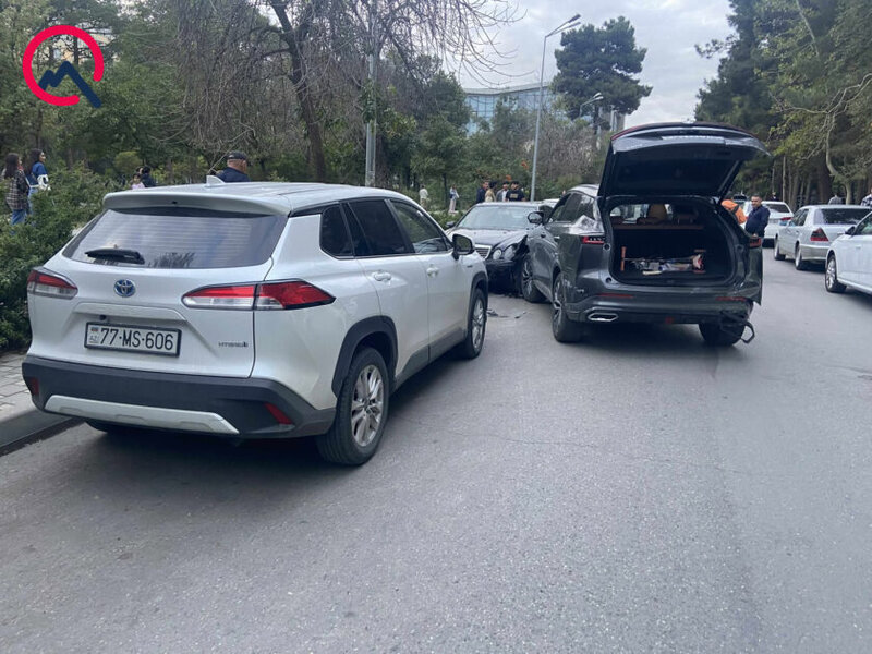 AMEA-nın həyətində zəncirvari qəza — FOTOLAR 