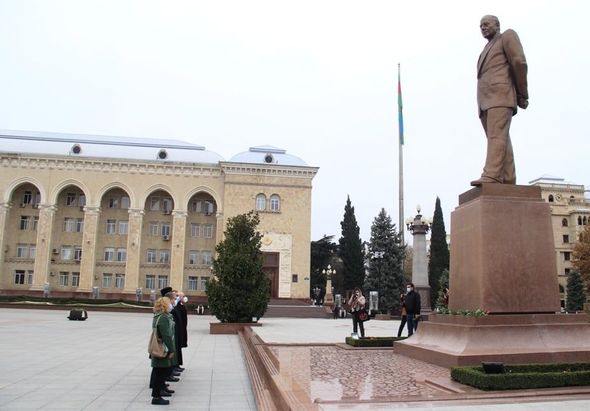 Gəncədə ümummilli lider Heydər Əliyevin xatirəsi yad edilib - FOTO