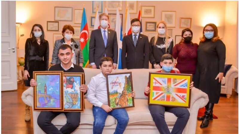 Azərbaycan məktəbliləri Britaniya səfirinə müharibə barədə danışdı - FOTO