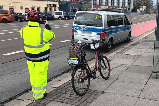 Almaniyada 18 yaşlı gənc parkinq qaydalarını pozanlar üçün əsl kabusa çevrilib - FOTO