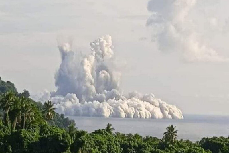 Sakit okeanda sualtı vulkan püskürməyə başladı: Sunami ola bilər - FOTO