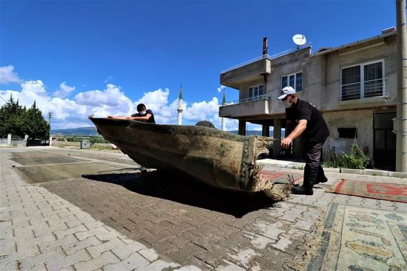 İxrac məqsədilə hazırlanan xalçalar nə üçün yolun ortasına sərilir? - FOTO