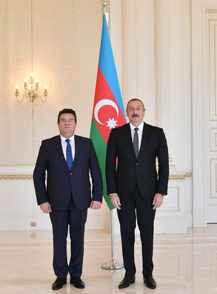 Azərbaycan Prezidenti rumıniyalı səfirlə görüşdü - FOTO