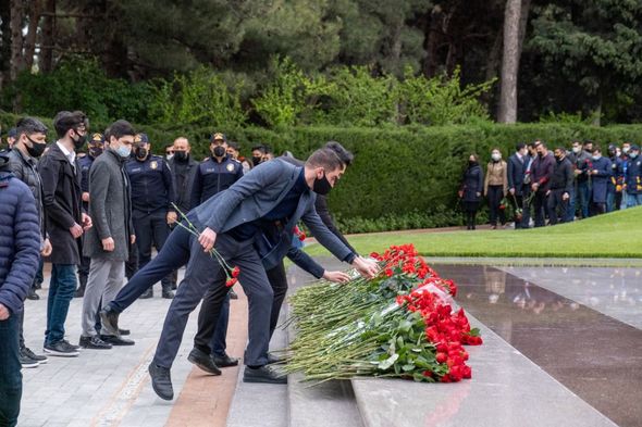 Gənclər təşkilatları ulu öndər Heydər Əliyevin məzarını ziyarət ediblər - FOTO