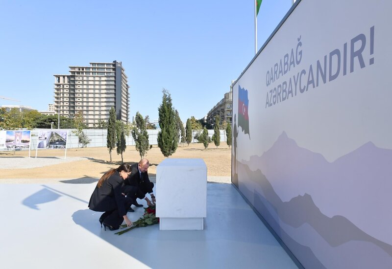 İlham Əliyev və Mehriban Əliyeva Bakıda inşası davam etdirilən Zəfər parkında olublar - FOTOLAR