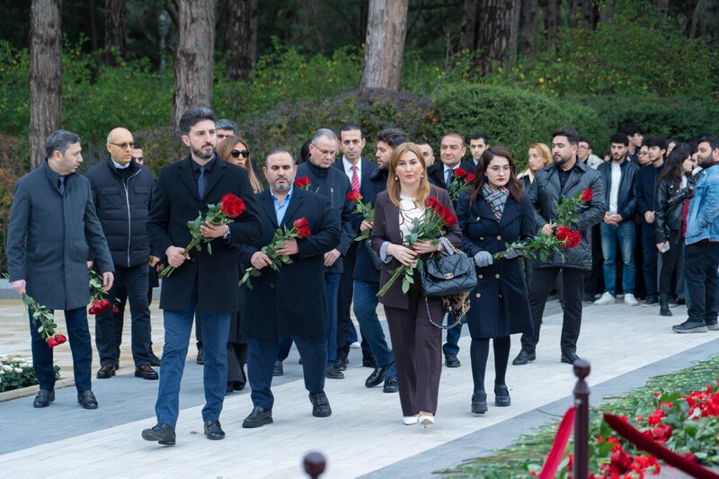 İCMA-nın İdarə Heyəti və üzvləri Fəxri xiyabanı ziyarət ediblər - FOTOLAR