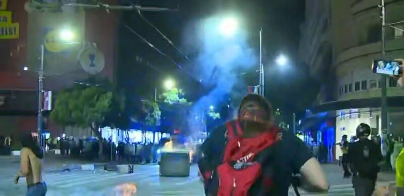 On minlərlə insan küçələrə axışdı, polis gözyaşardıcı qazdan istifadə etdi - Bu ölkədə 