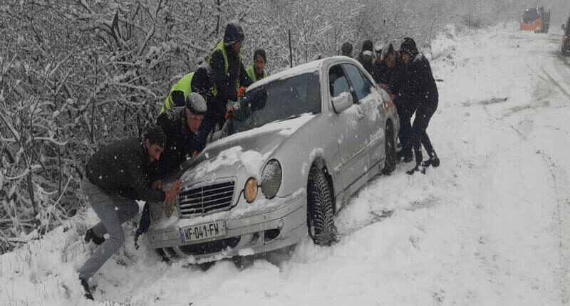 Ağsu aşırımında 10 avtomobil toqquşub aşdı - Xəsarət alanlar var
