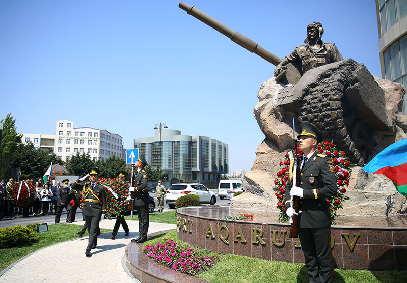 Azərbaycanın Milli Qəhrəmanı Albert Aqarunovun xatirəsi yad edilib - FOTO