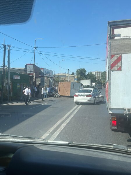 Bakıda yük maşını aşdı - FOTOLAR