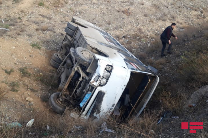 Gəncədə sərnişin avtobusu aşdı - FOTO