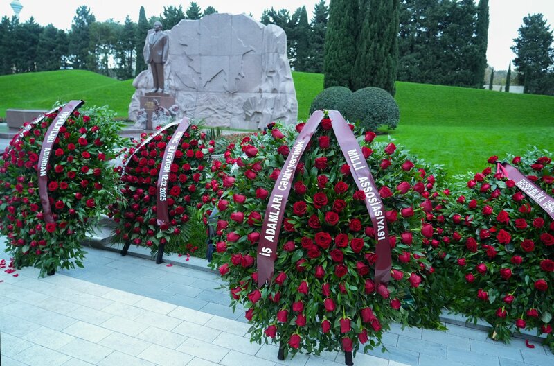 İCMA-nın İdarə Heyəti və üzvləri Fəxri xiyabanı ziyarət ediblər - FOTOLAR