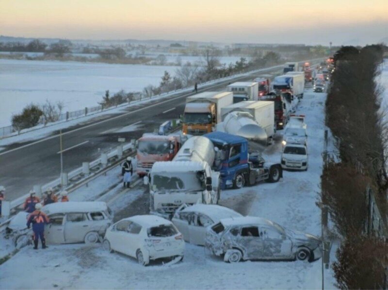 Yollar buz bağladı, 130 avtomobil bir-birinə çırpıldı