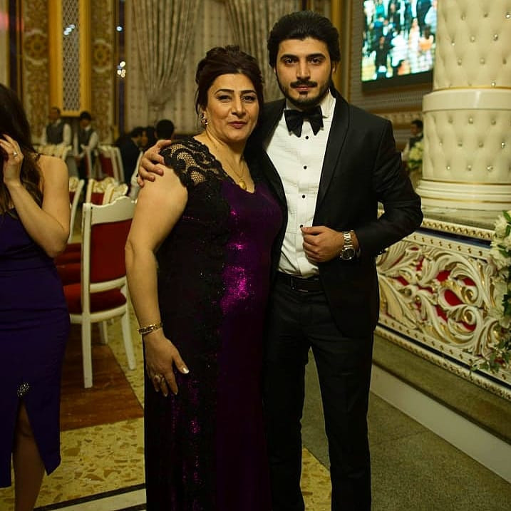 Gözəl aktrisa anası ilə fotolarını paylaşıb