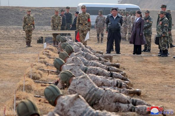 Şimali Koreyada hava-desant təlimlərinə Kim Çen In qızı ilə birlikdə rəhbərlik etdi - FOTO