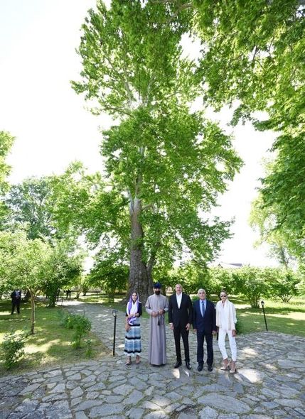 Prezident Qəbələnin Nic qəsəbəsində 1 saylı orta məktəbdə və Müqəddəs Yelisey adına Cotari kilsəsində olub