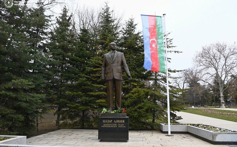 Ceyhun Bayramov Belqradda Heydər Əliyevin abidəsini ziyarət etdi - FOTOLAR