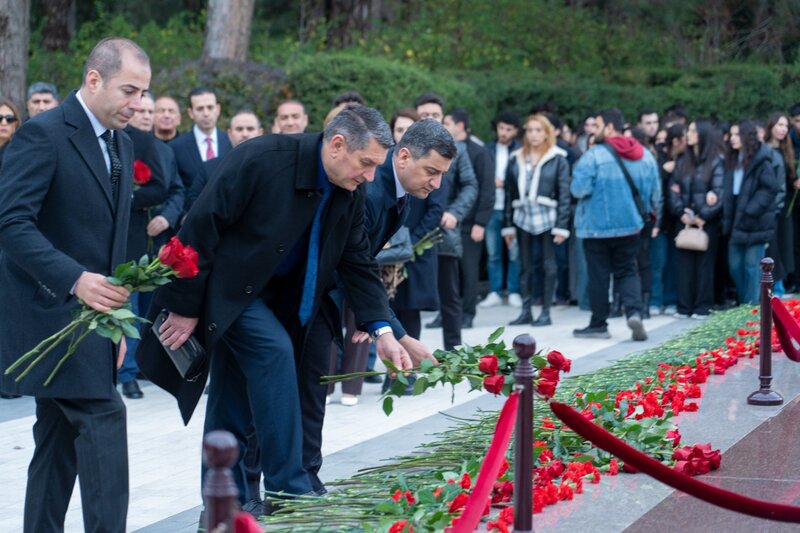 İCMA-nın İdarə Heyəti və üzvləri Fəxri xiyabanı ziyarət ediblər - FOTOLAR