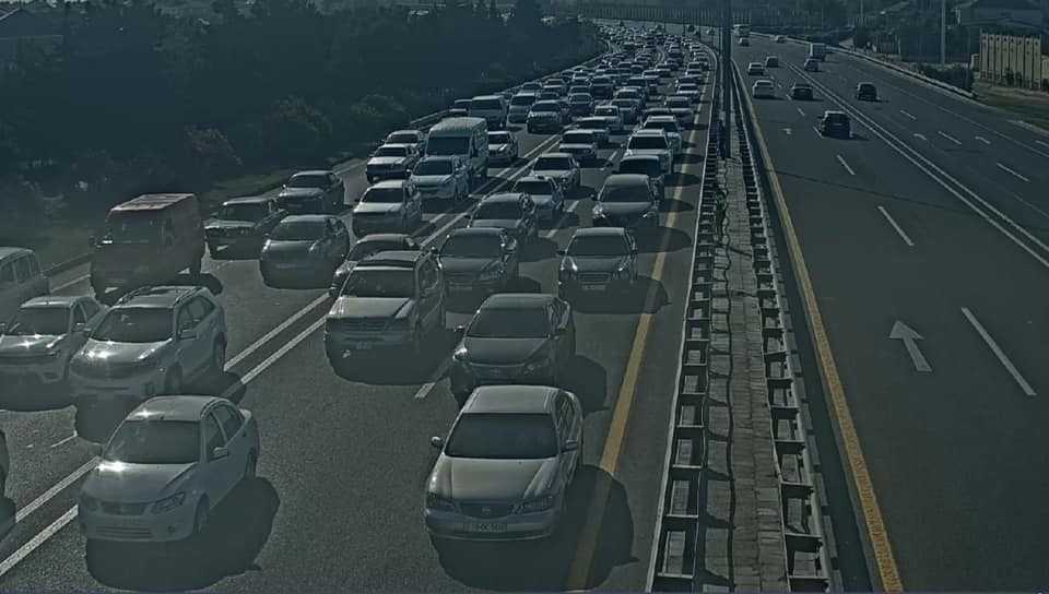 Bakıda yol qəzası tıxac yaratdı