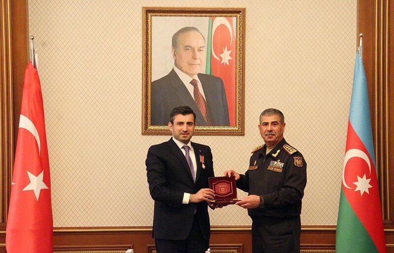 Zakir Həsənov Selçuk Bayraktarı medalla təltif etdi - FOTOLAR