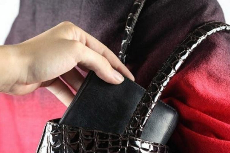 Gəncədə qadının çantasından 2 min manatlıq telefon oğurlayan şəxs saxlanılıb