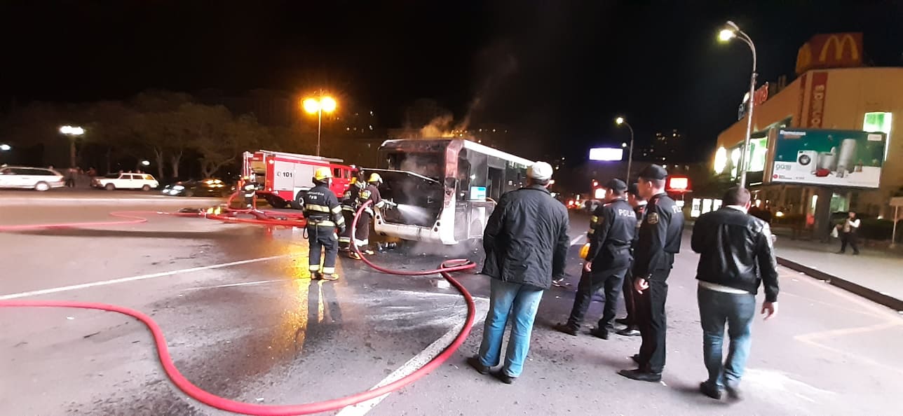 Bakıda avtobus yandı - FOTO/VİDEO