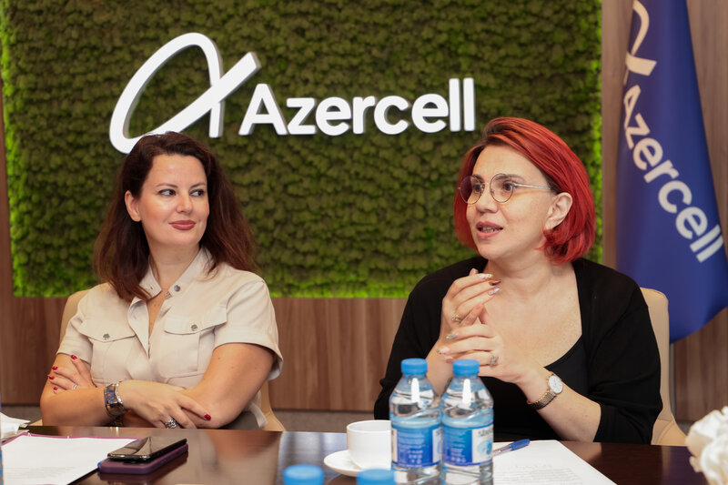 Azercell İT ixtisası üzrə ən yüksək nəticə göstərmiş tələbə qızları təbrik etdi