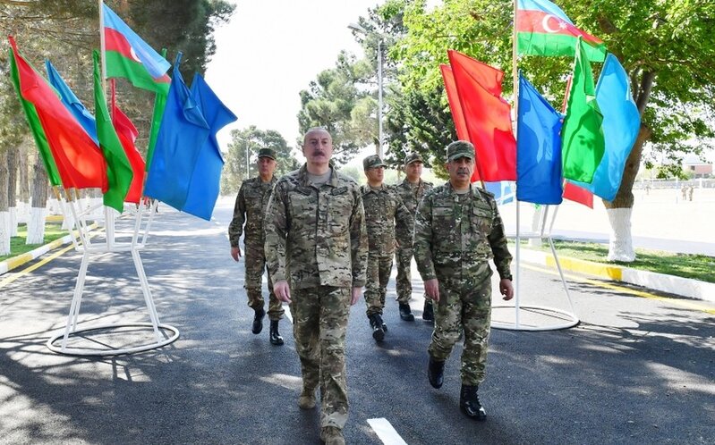 İlham Əliyev MN-in komando hərbi hissələrinin birində yaradılan şəraitlə tanış oldu - FOTOLAR
