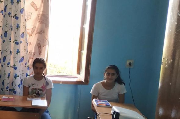 Ucqar kənddə çalışan azərbaycanlı müəllim distant təhsili fərqli üsulla əvəz etdi - FOTO