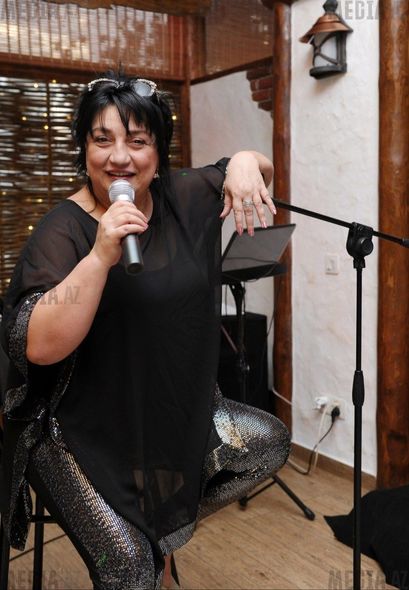 Müğənni Gülarə Ağazadə: "Kişilər söz atır, telefon nömrəmi istəyirlər..." - FOTO
