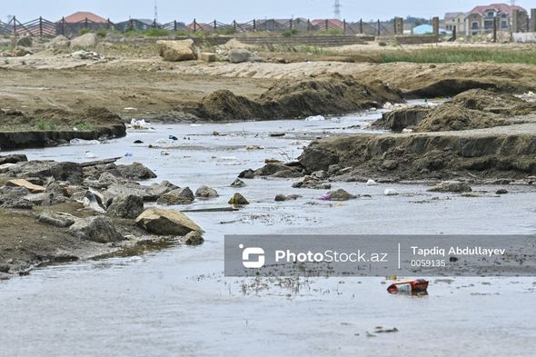 Buzovna çimərliyi zibillik içində - FOTOREPORTAJ