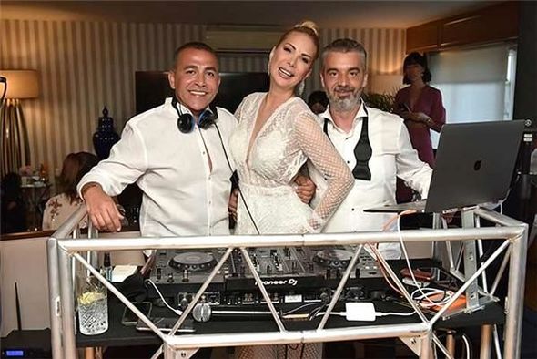 Türkiyəli məşhur müğənni evləndi - FOTO