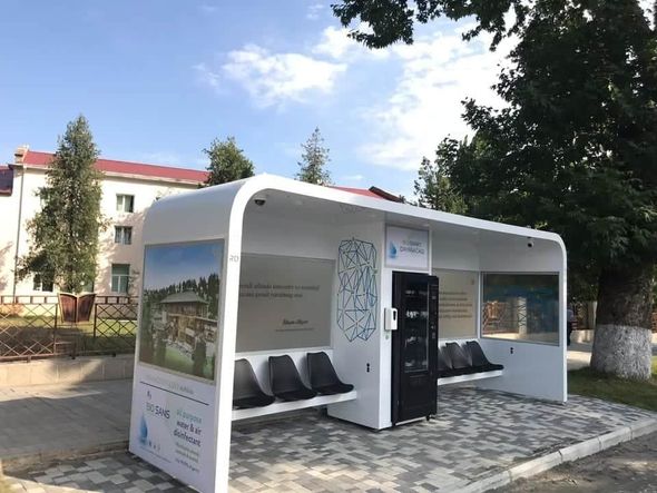 Azərbaycanda ilk dəfə pulsuz Wi-Fi və mini-barı olan dayanacaq quraşdırılıb - FOTO