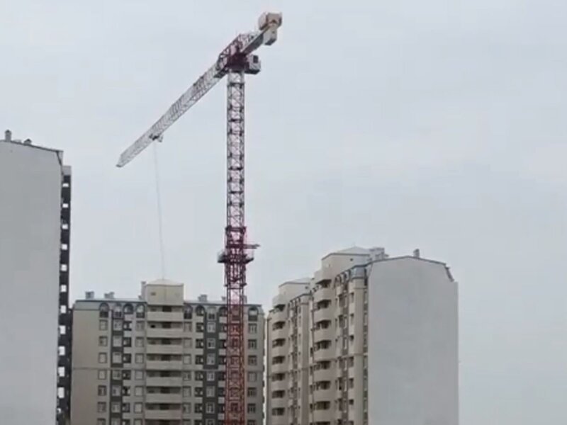 Bakıda təhlükəli anlar: Kran hər an aşa bilər - VİDEO