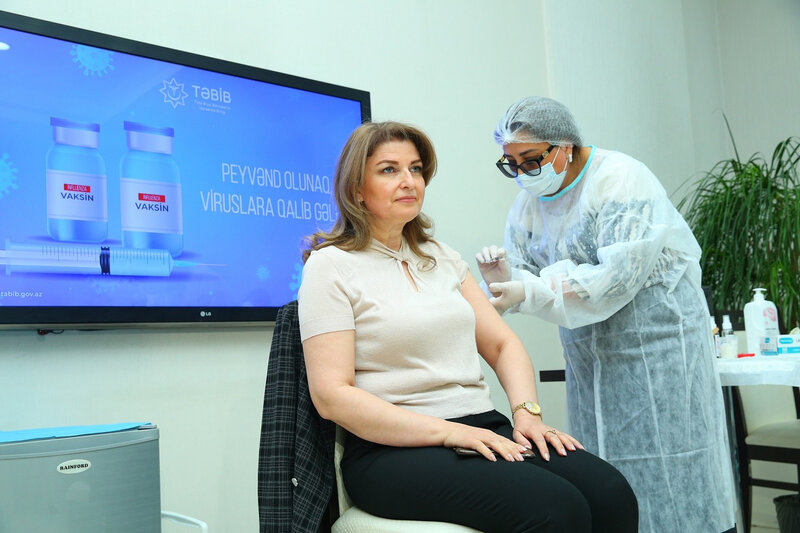 TƏBİB-in İcraçı direktoru qripə qarşı vaksin olundu - FOTO