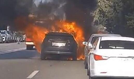 Bakının mərkəzində maşın yandı
