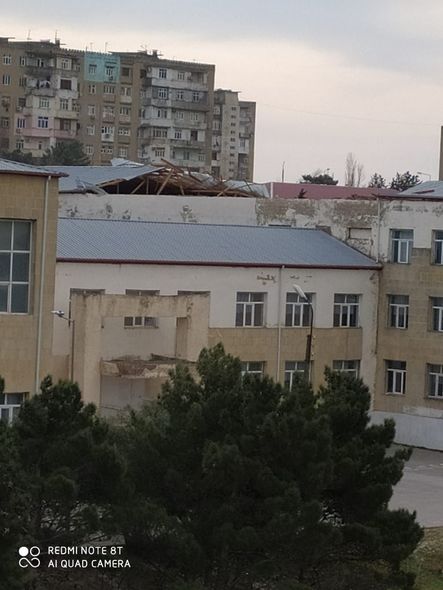 Güclü külək Bakıda bir məktəbin damını uçurdu - AÇIQLAMA+FOTO