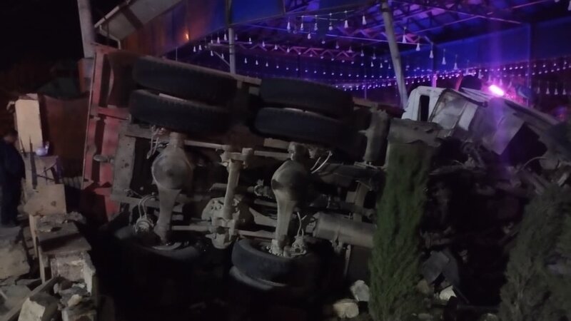 Ağdamda yük maşını restoranın içərisinə girdi