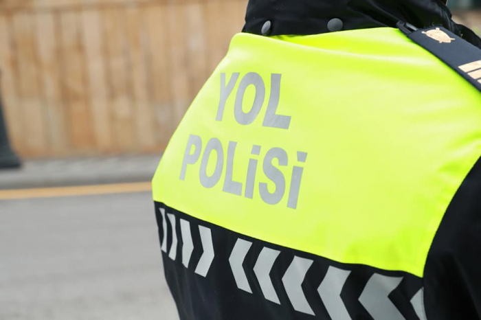 Yol polisi körpənin həyatini xilas edib - VİDEO