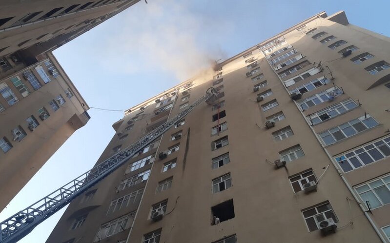 Bakıda çoxmərtəbəli yaşayış binasında yanğın söndürüldü