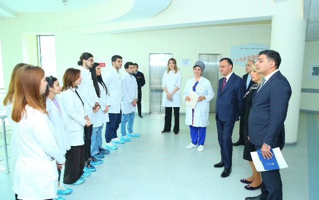 Vüqar Qurbanov Respublika Perinatal Mərkəzinin işçiləri ilə görüşdü - FOTOLAR