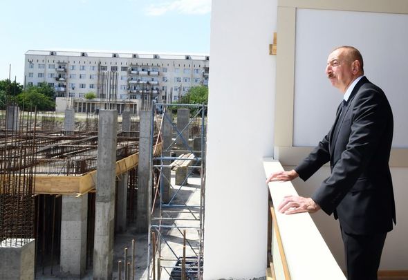 Prezident Gəncə İdman Sarayının tikintisi ilə tanış olub - FOTO